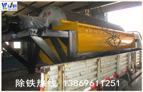 抛丸机永磁筒式磁选机工作原理：  　　经原料矿石筛选后由进料器从干式磁选机的顶部,通过料斗连接,在流动到顶部的辊子松动,状态下降时,铁磁性材料通过重力和磁力,快速落在滚筒上,并吸附在滚筒表面.  　　非磁性有色金属材料在重力作用下落在磁性材料的外面.这些材料随着筒体的旋转,非磁性材料在重力作用下从气缸下落,在滑槽中.含铁磁性材料吸附在圆筒的表面上并继续旋转,直到其不具有磁力.材料从带式输送机排出,并最终分成含铁材料和无铁材料.  　　3.抛丸机永磁筒磁选机实验  　　潍坊爱游戏最新官网-爱游戏(中国)配备各类选矿实验的磁选设备,型号齐全,优质低价,可定制,并且公司成立了大型选矿实验室,可以普通的金属矿物和非金属矿物加工在机器上和实验室为客户分析其成份,并为客户推荐客户使用相关型号.